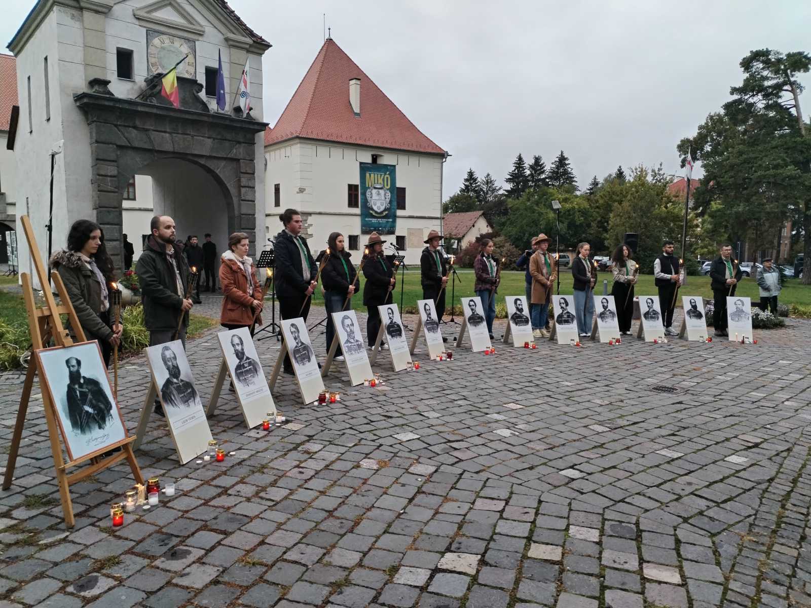 Történelmi arcképcsarnok. Az aradi 13 vértanúra emlékeztek.