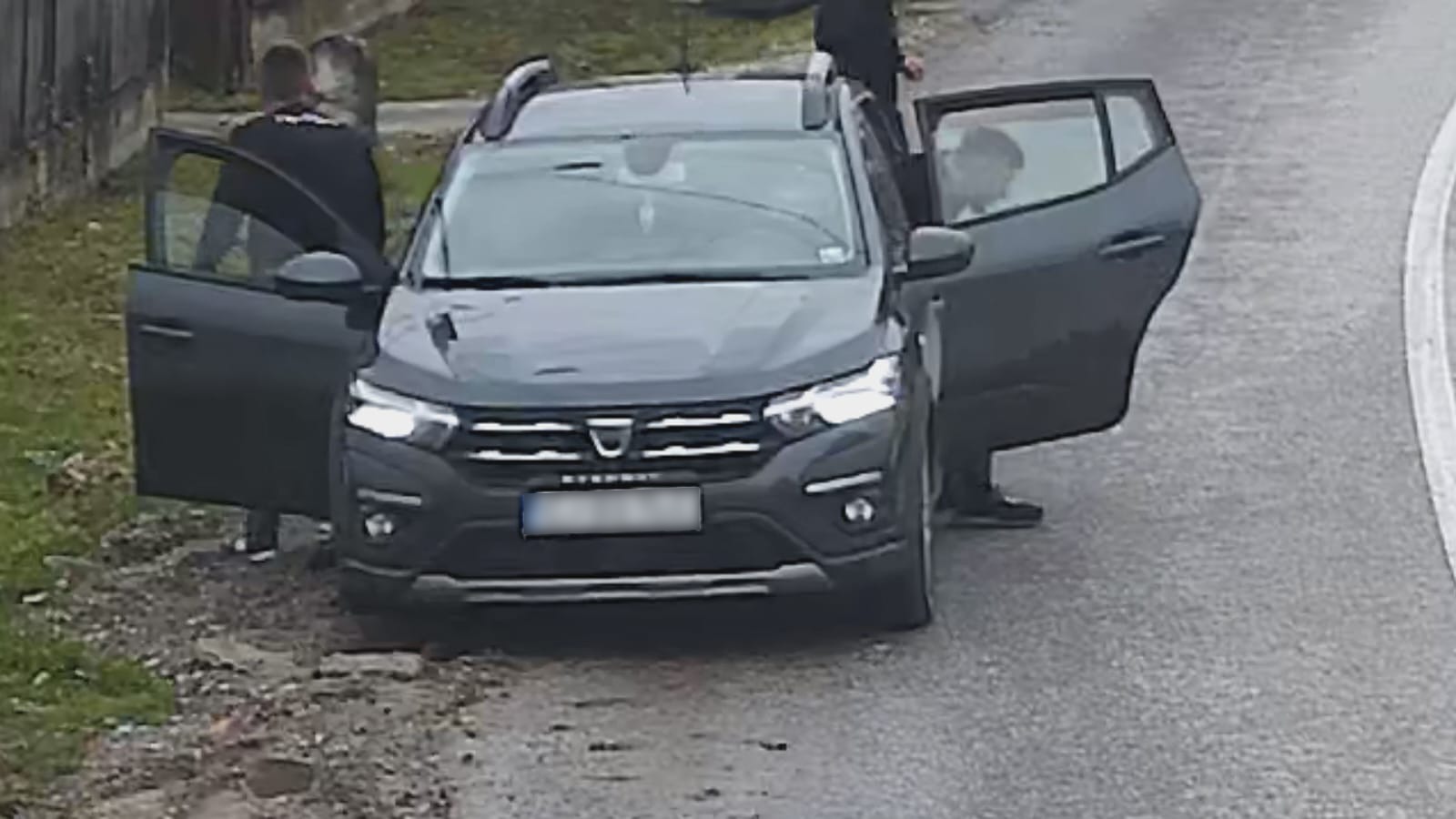 Fenyegető jelenetek zajlottak az apró székely falvakban. Fiatalok pattantak ki az autóból és szaggattal le székely és magyar zászlókat. | Fotó: Szentábrahám község polgármesteri hivatala / képernyőmentés