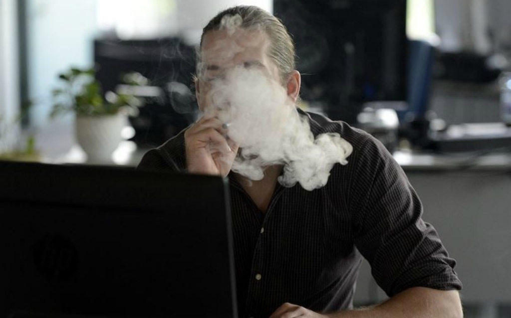 Egyre több fiatal fogyaszt e-cigarettát | Fotó: MTI