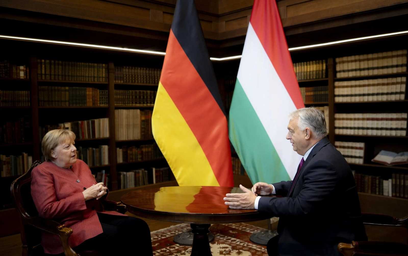 Angela Merkelt Orbán Viktorral is tárgyalt Budapesten, ahol bemutatták Szabadság című önéletrajzi könyvét Fotó: MTI