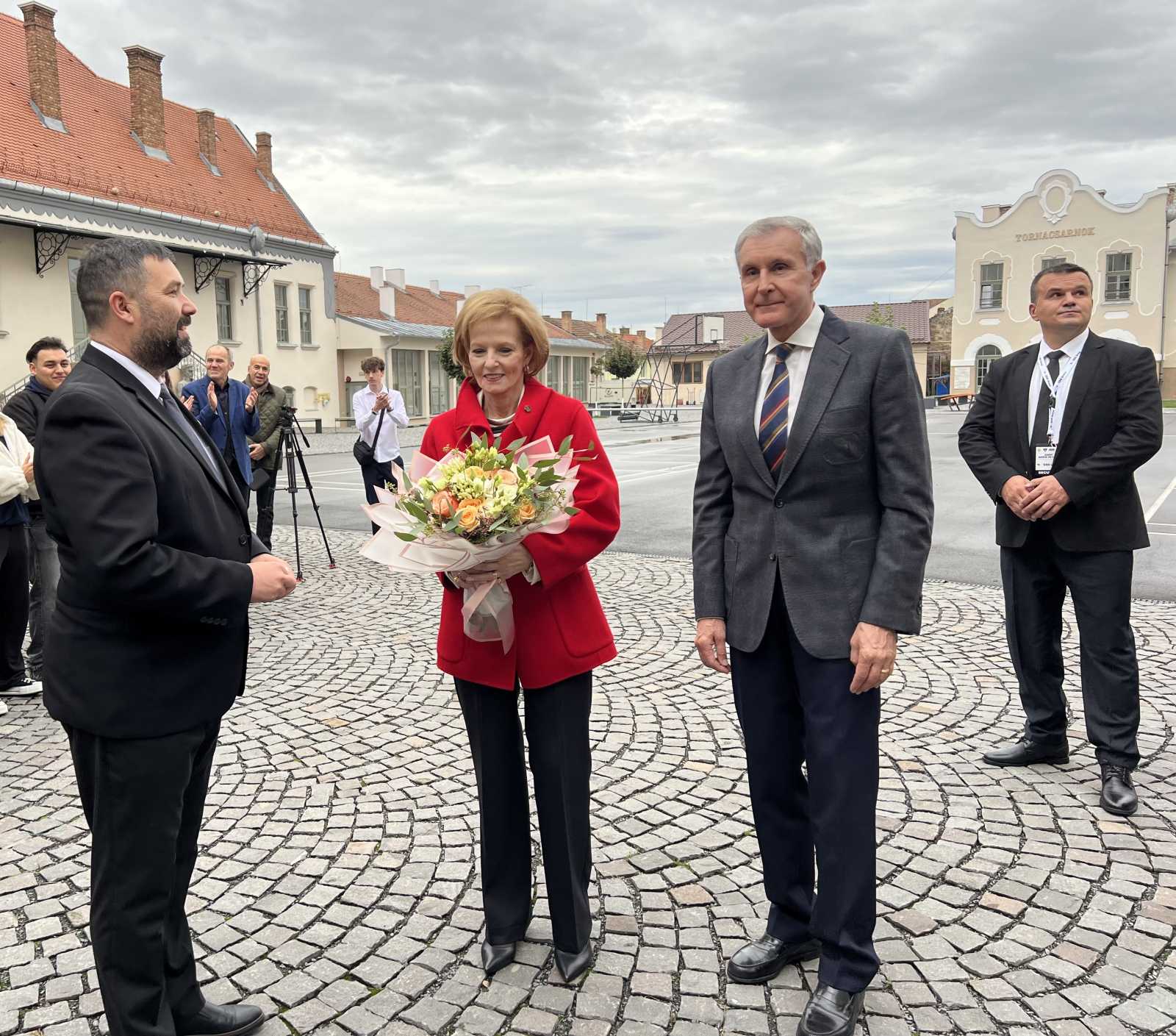 Benedek Zsolt iskolaigazgató, Marosvásárhelyre látogatott a román királyi család két tagja, Őfelsége Margit, a román korona őrzője, és Ő Királyi Fensége Radu herceg. a Marosvásárhelyi Református Kollégium udvarán | A szerző felvétele