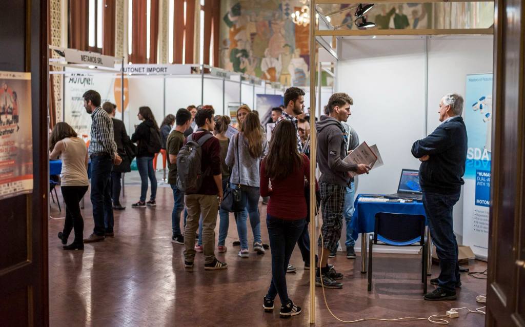 Bár elsősorban fiataloknak szól a börze, minden munkakeresőt szívesen látnak | Illuszráció: Gönczy Tamás (archív)