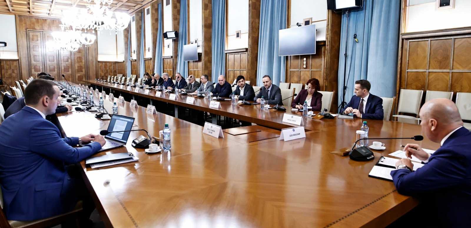 Mezőgazdasági termelőkkel és élelmiszeripari cégek képviselőivel találkozott szerdán a kormányfő | Fotó: gov.ro