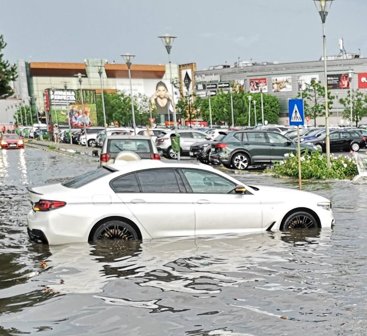Nemcsak a forgalmat akadályozza, az autót is tönkreteheti az utakon felgyűlt víz. | Korábbi felvétel | Fotó forrása: Meteoplus/Facebook