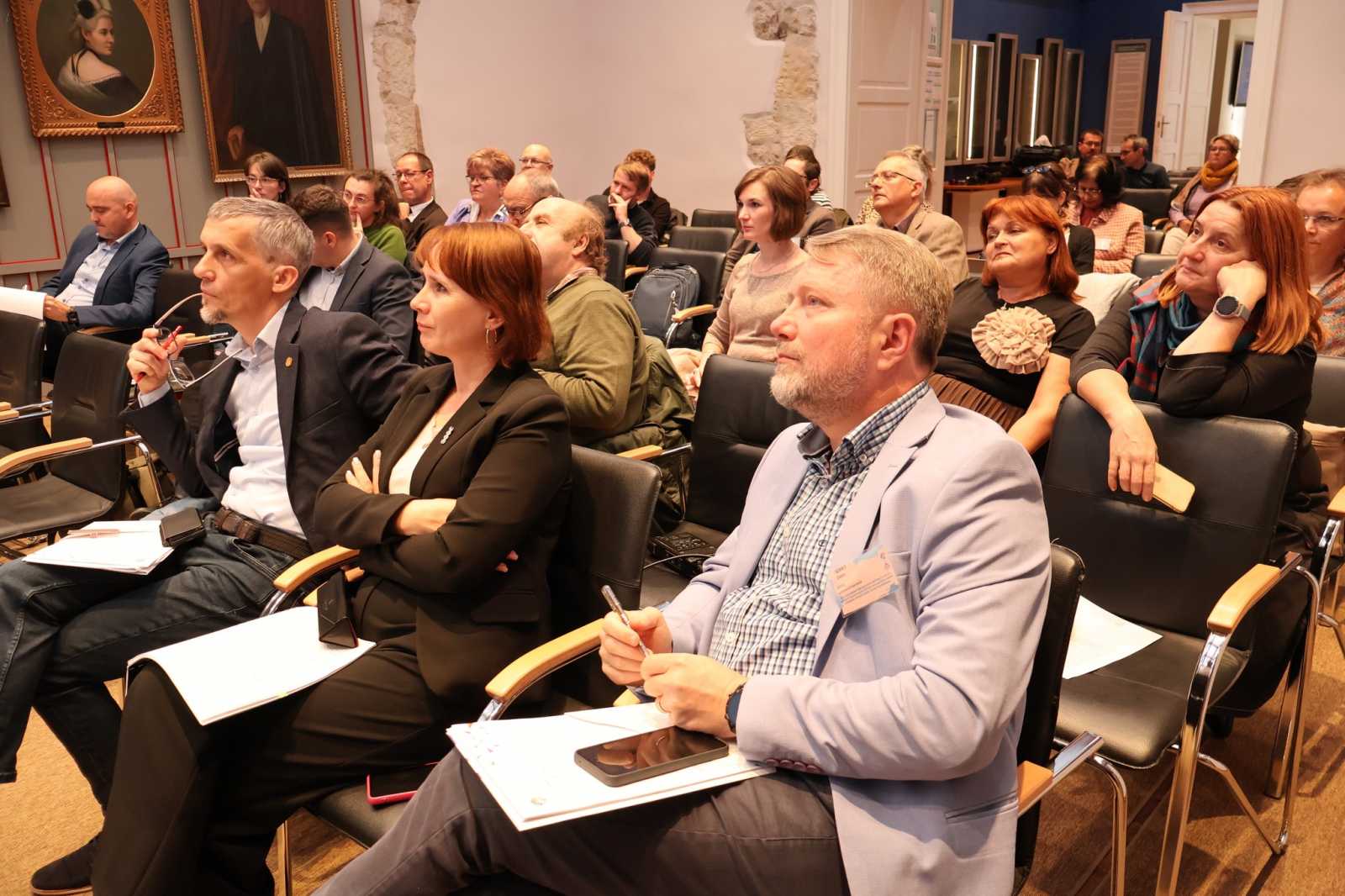 Oktatáspolitikusokat és szakembereket is meghívtak a kutatási beszámolóra és beszélgetésre. 