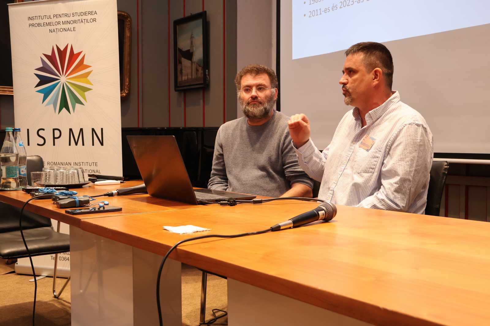Kiss Tamás szociológus (jobbra) és Toró Tibor politológus (balra) ismertették a kutatás eredményeit. | Fotók forrása: a Valláskutató Intézet Facebook-oldala