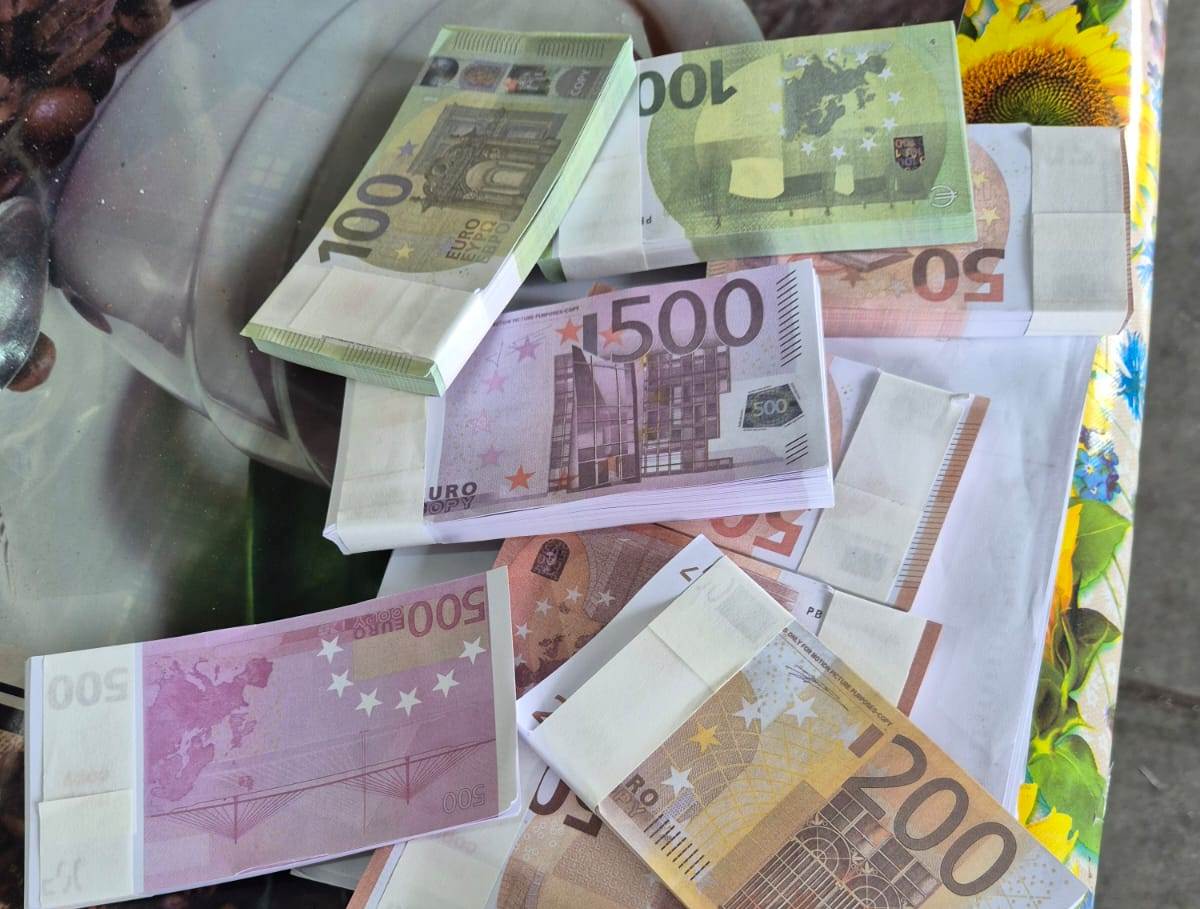 Különféle címletű hamis bankjegyeket találtak | Fotó: Román Vámhatóság/Facebook