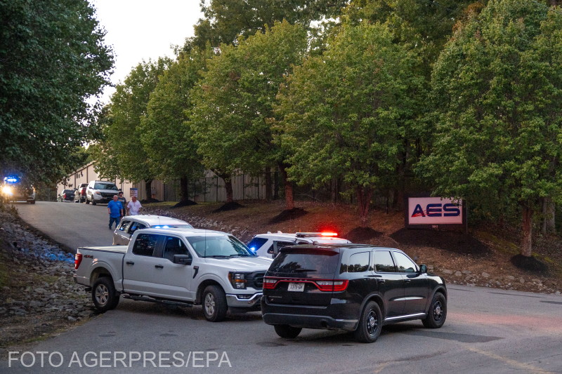 Sürgősségi járművek a főbejáratnál az Accurate Energetic Systemsben történt robbanás után. | Fotó: Agerpres