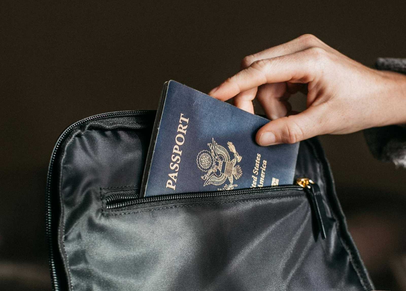 Még fél évig nyomnak pecsétet is az útlevelekbe. | Fotó: Pexels