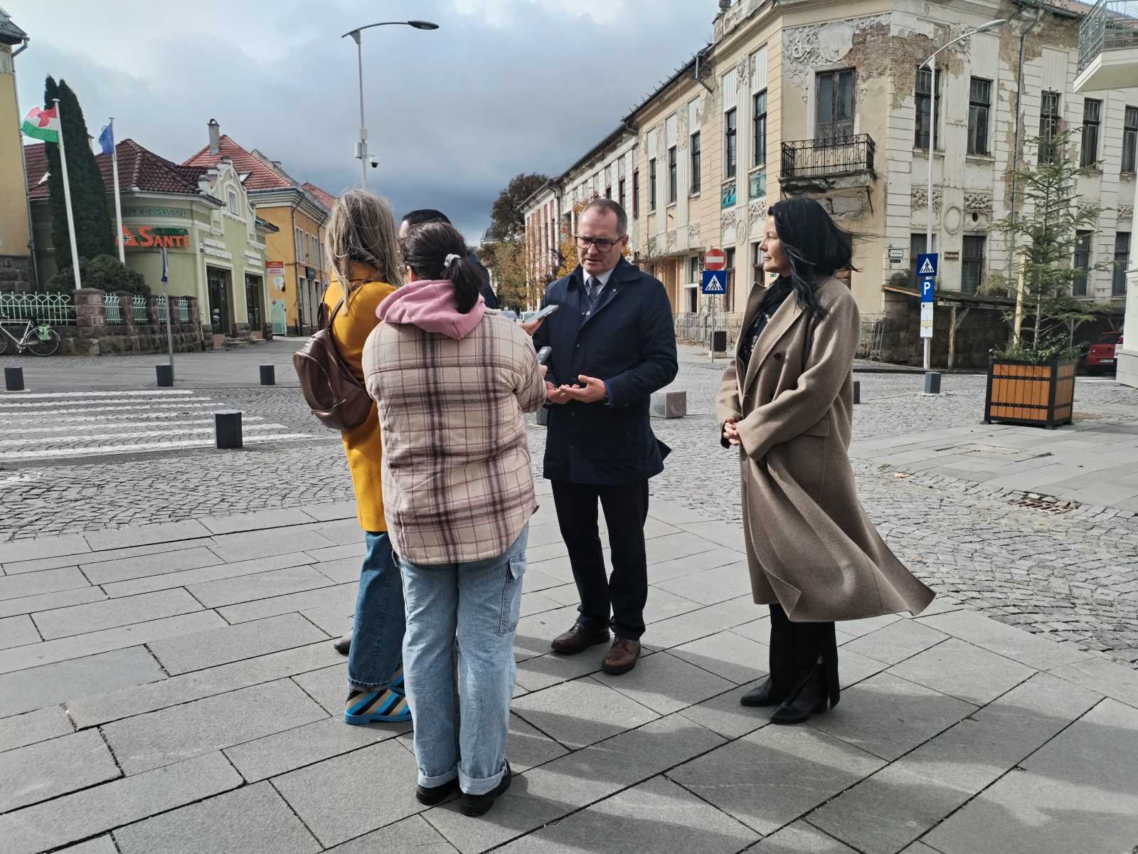Korodi Attila és Sógor Enikő a helyszíni sajtóeseményen.