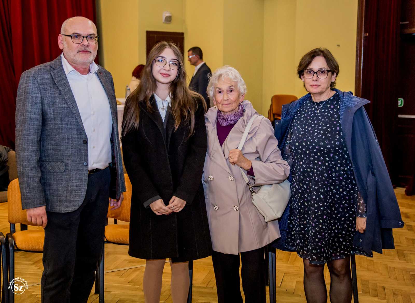 Ösztöndíjat a kapott Bántó Klaudia Jennifer (középen) | Fotó: Kulcsár Mária