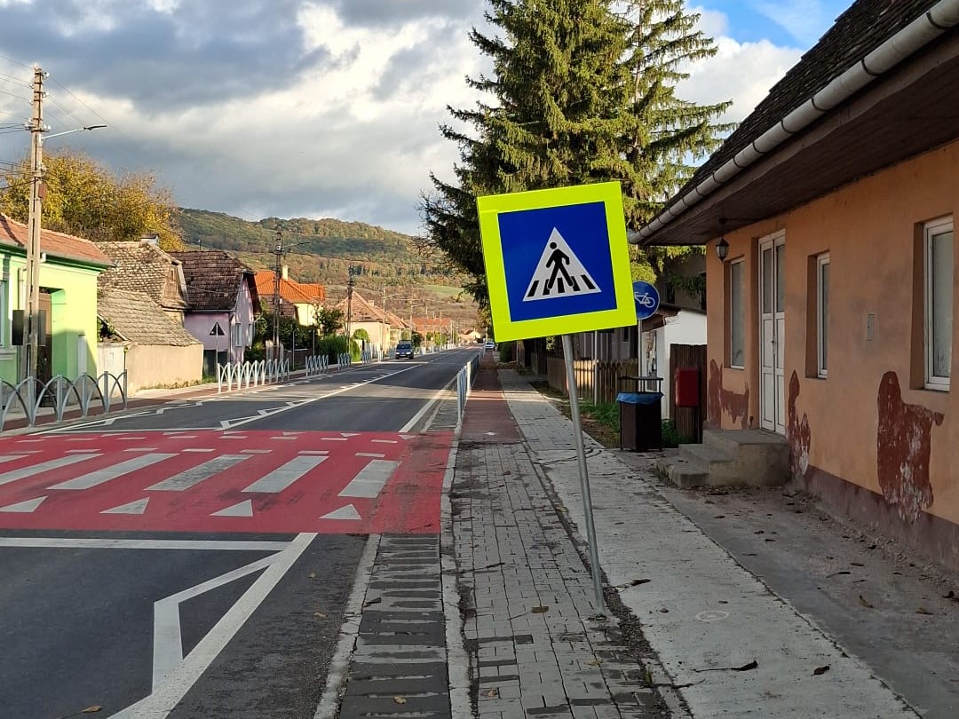 Megdőlt tábla a felújított útszakaszon. Veszélyezteti a közlekedésbiztonságot. | Fotók: Hargota Megye Tanácsa