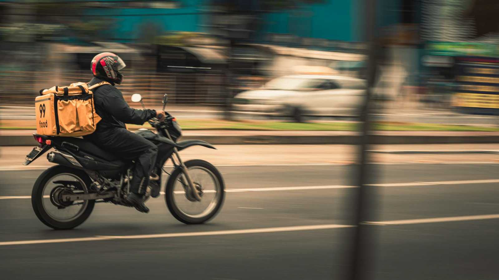 Az ételfutárt egy szolgálaton kívüli rendőr mentette meg. | Illusztráció | Fotó: Pexels