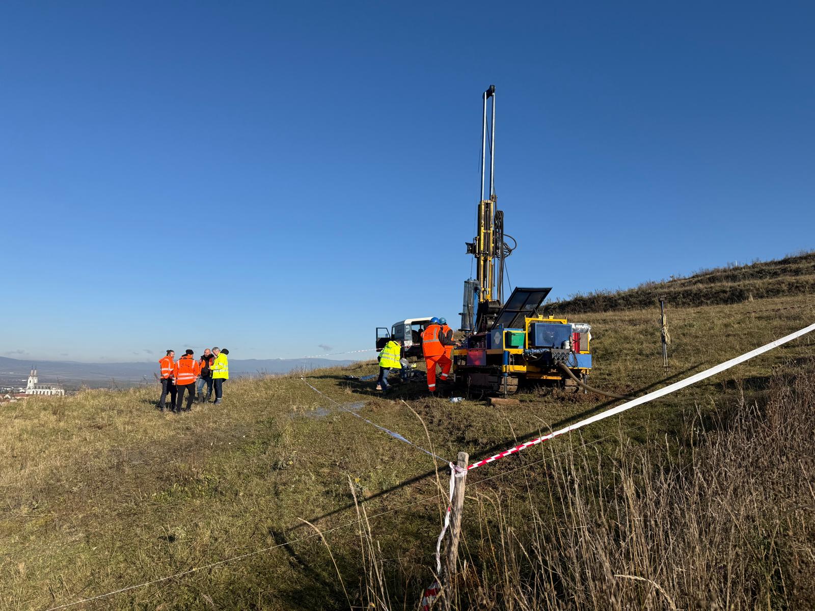 Geotechnikai fúrásokat, továbbá archeológiai feltárási munkákat kezdtek. | Fotó: Hargita Megye Tanácsa