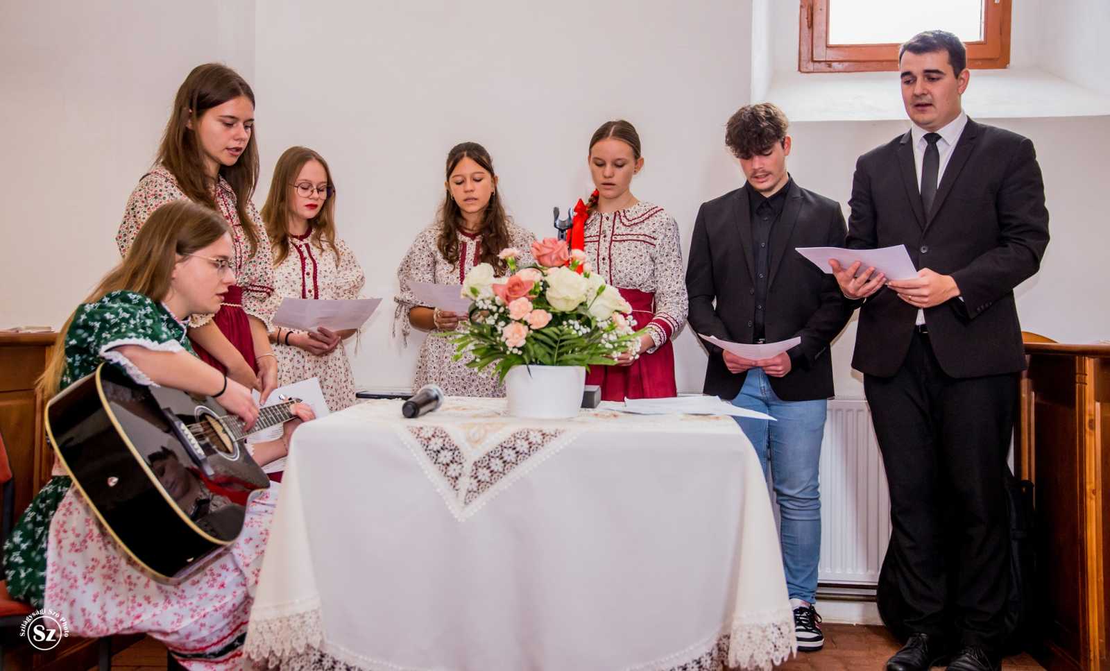 A fiatalok a szépkorúakat is köszöntötték | Fotó: Kulcsár Mária