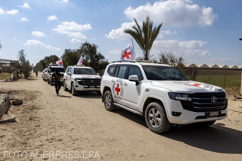 A Nemzetközi Vöröskereszt Bizottság (ICRC) járművei szállítják a Hamász által átadott izraeli túszokat Deir el-Balah déli részén, a Gázai övezet közepén, 2025. október 13-án. | Fotó: Agerpres