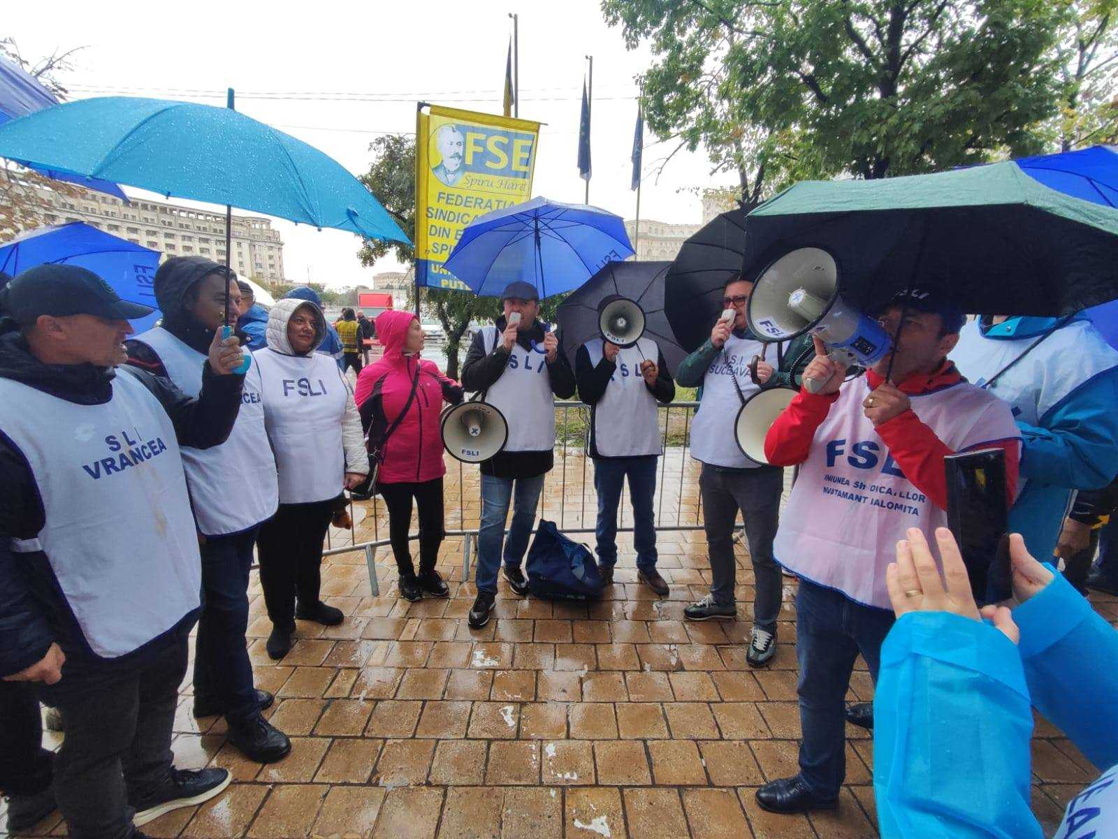 Október 7-én és 8-án is kivonultak, csütörtökön ismét az oktatási tárca épülete előtt tiltakoznak. | Fotó: FSLI/Facebook