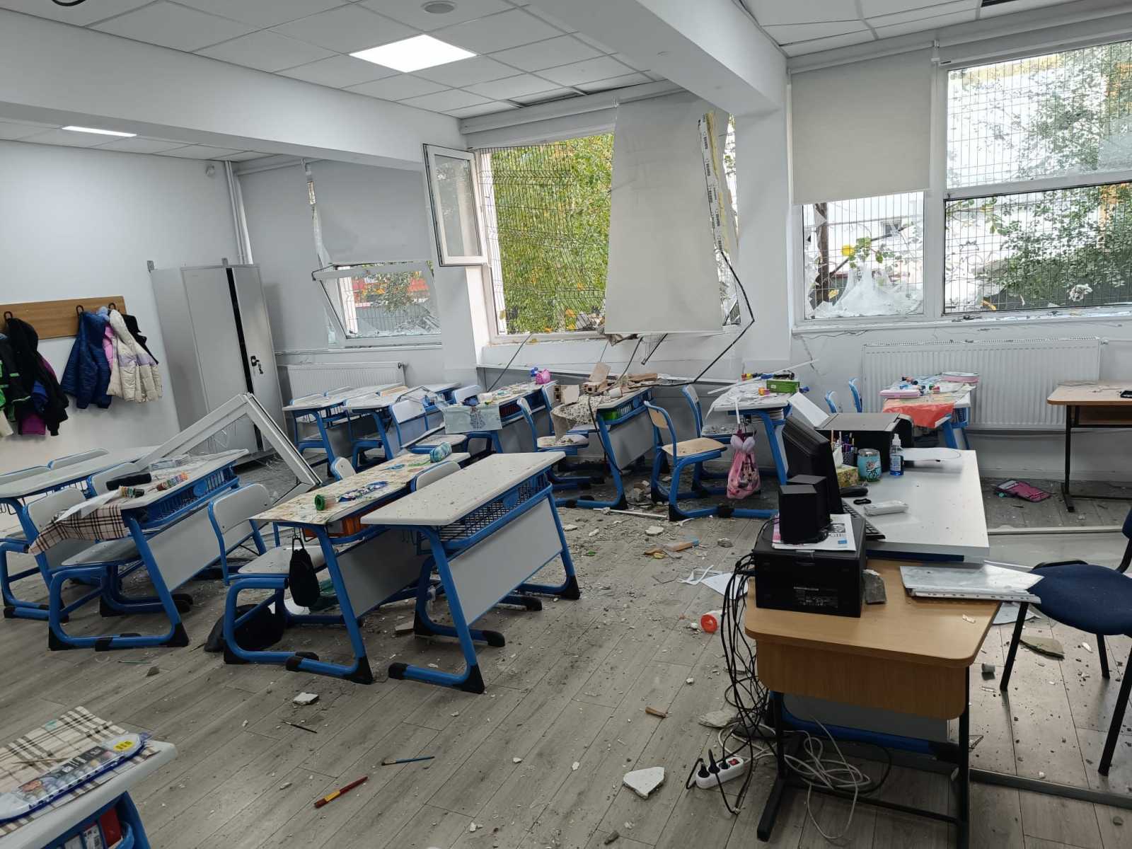 A közeli iskolában ekkora kárt okozott a robbanás. Több gyermek megsérült. | Fotók: Meteoplus