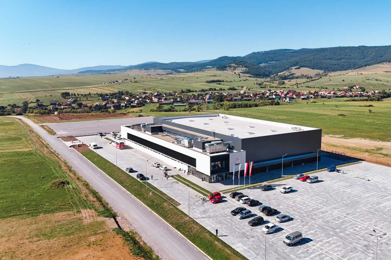 Vadonatújlétesítmény látja vendégül a mezőnyt.