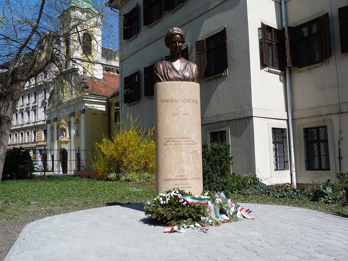 Tormay Cécile 2012-ben állított szobra a budapesti Szent Rókus Kórház előtt l Fotó: Wikipédia/ Derzsi Elekes Andor