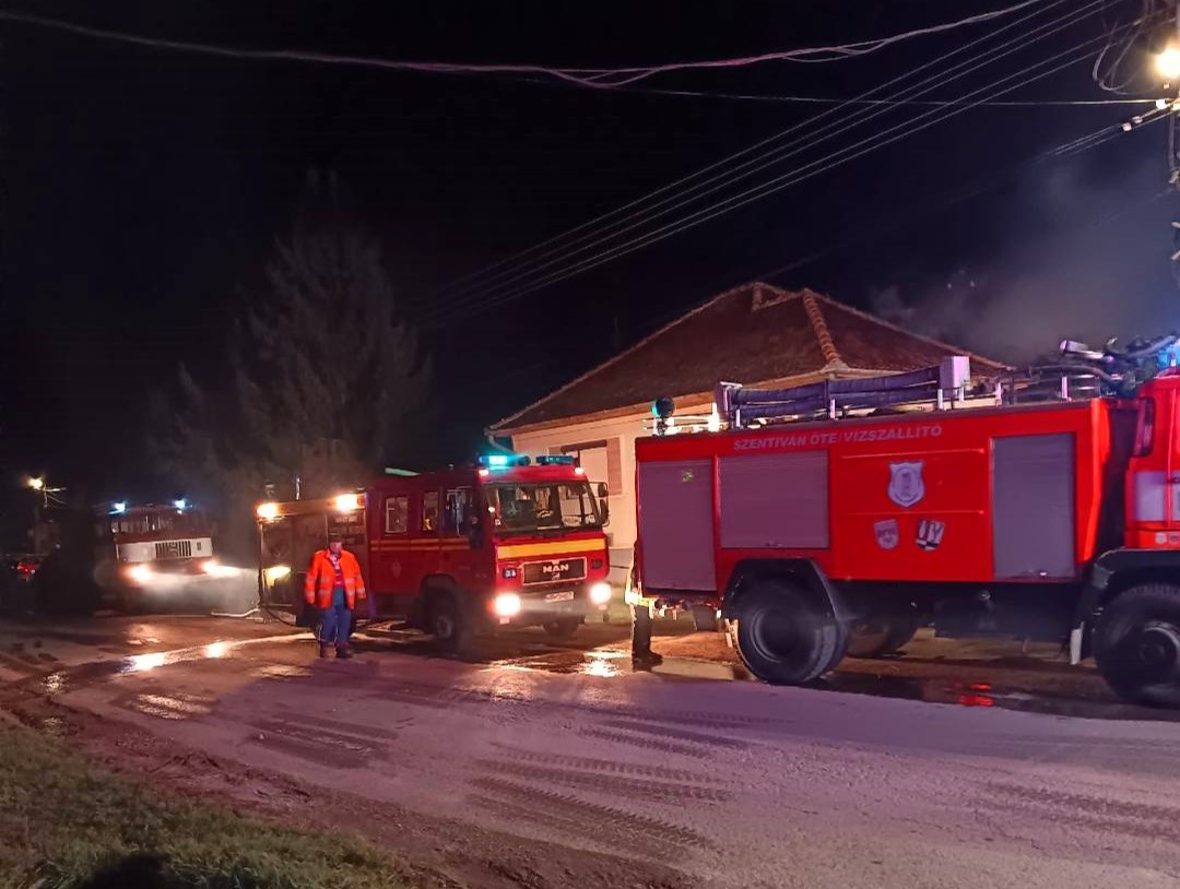 A helyi önkéntes tűzoltók hamar a helyszínre értek. | Fotók: Homoródszentpáli Önkéntes Tűzoltóság
