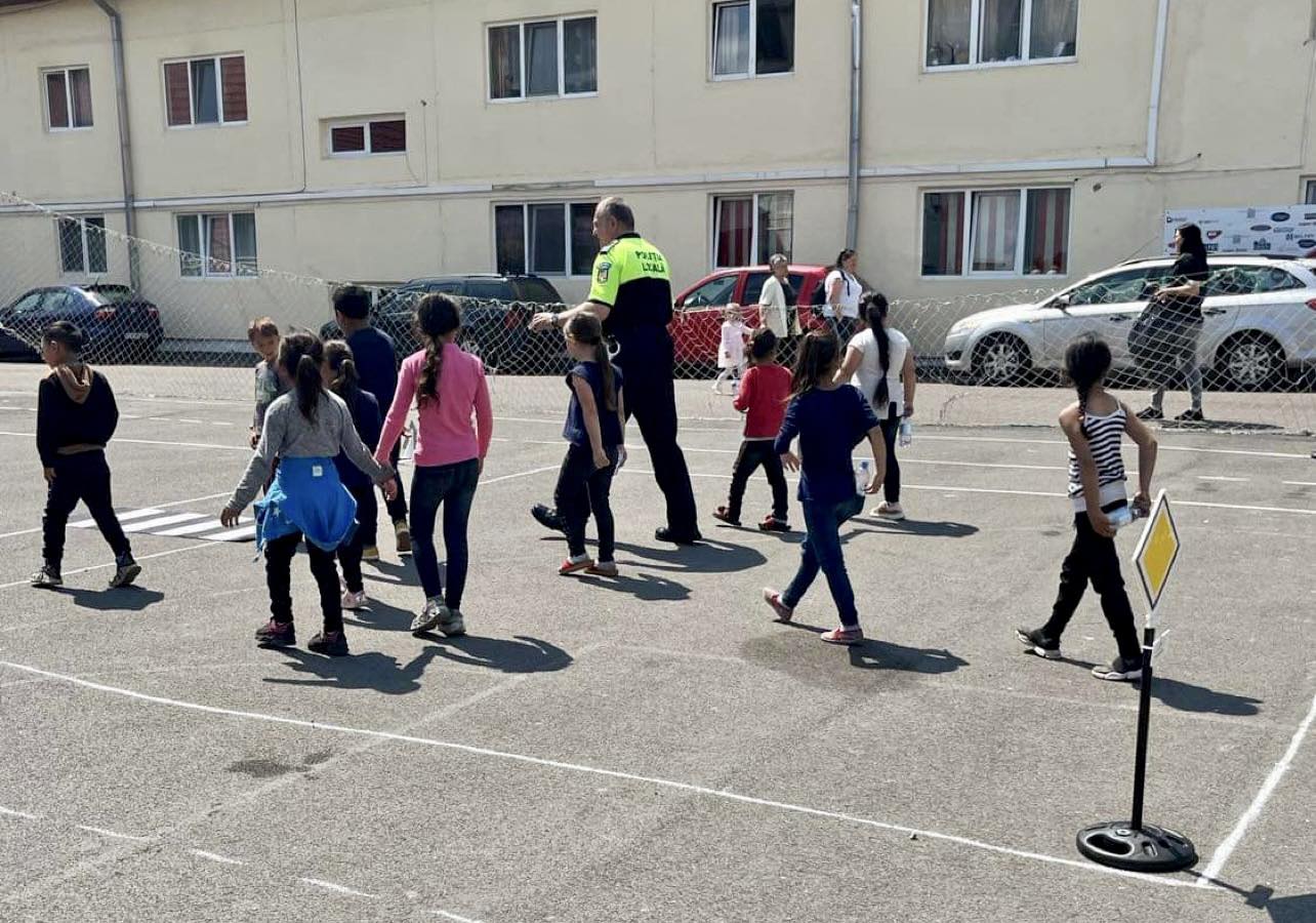 A helyi rendőrség látja a gyerekekben a nyitottságot a szép szóra | Fotó: Sepsiszentgyörgyi Helyi Rendőrség 