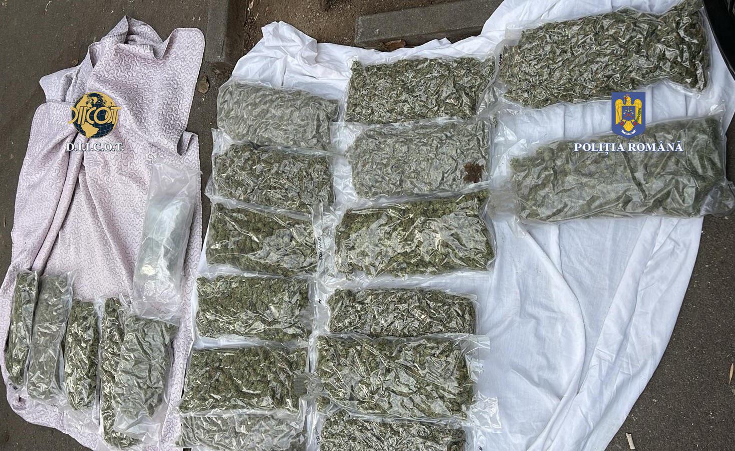 A lefoglalt kábítószerek - kokain, heroin, kannabisz, hasis, amfetamin, metamfetamin és ecstasy tabletták - piaci értékét több tíz millió euróra becsülik. | Fotó: Román Rendőrség
