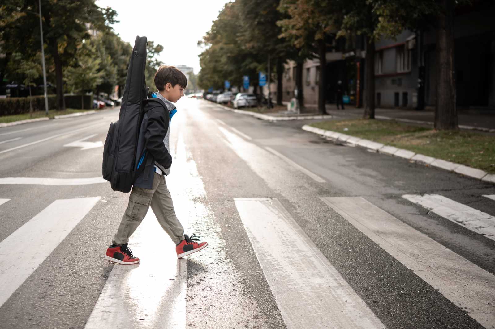 Legtöbb 30 kilométer/órával szabadna menni az autósoknak ott, ahol iskola van a környéken és sok gyermek jár . | Fotó: Adobe Stock