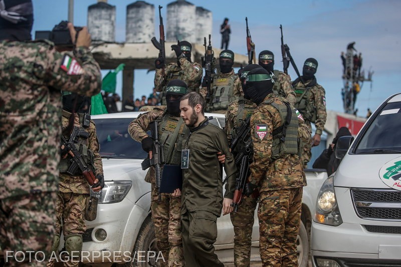 Hamász terroristák egy izraeli tússzal | Fotó: Agerpres/EPA