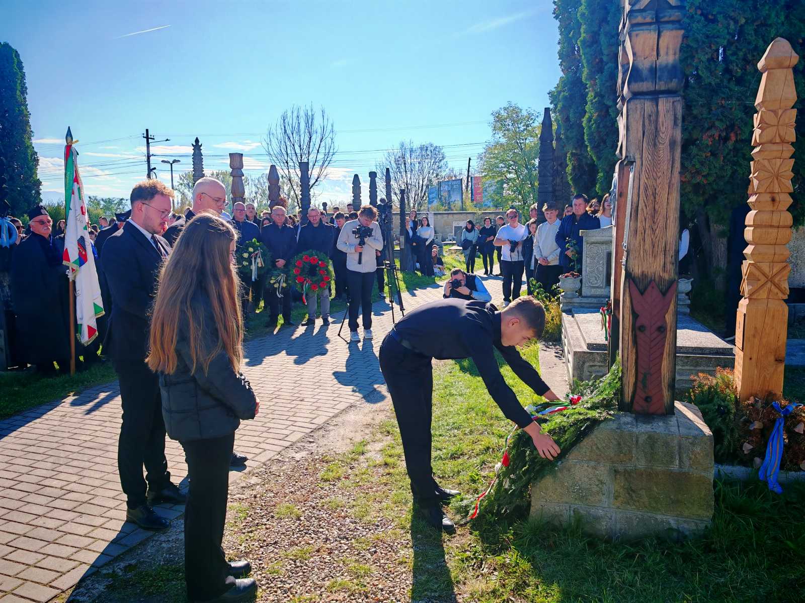 Elhelyezték az emlékezés koszorúit