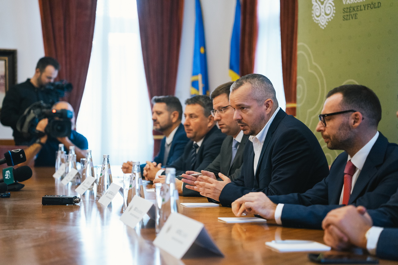 A megbeszélésen Hargita megye és a térség magyar politikai vezetői is részt vettek, új közös projektek előkészítéséről egyeztetve.