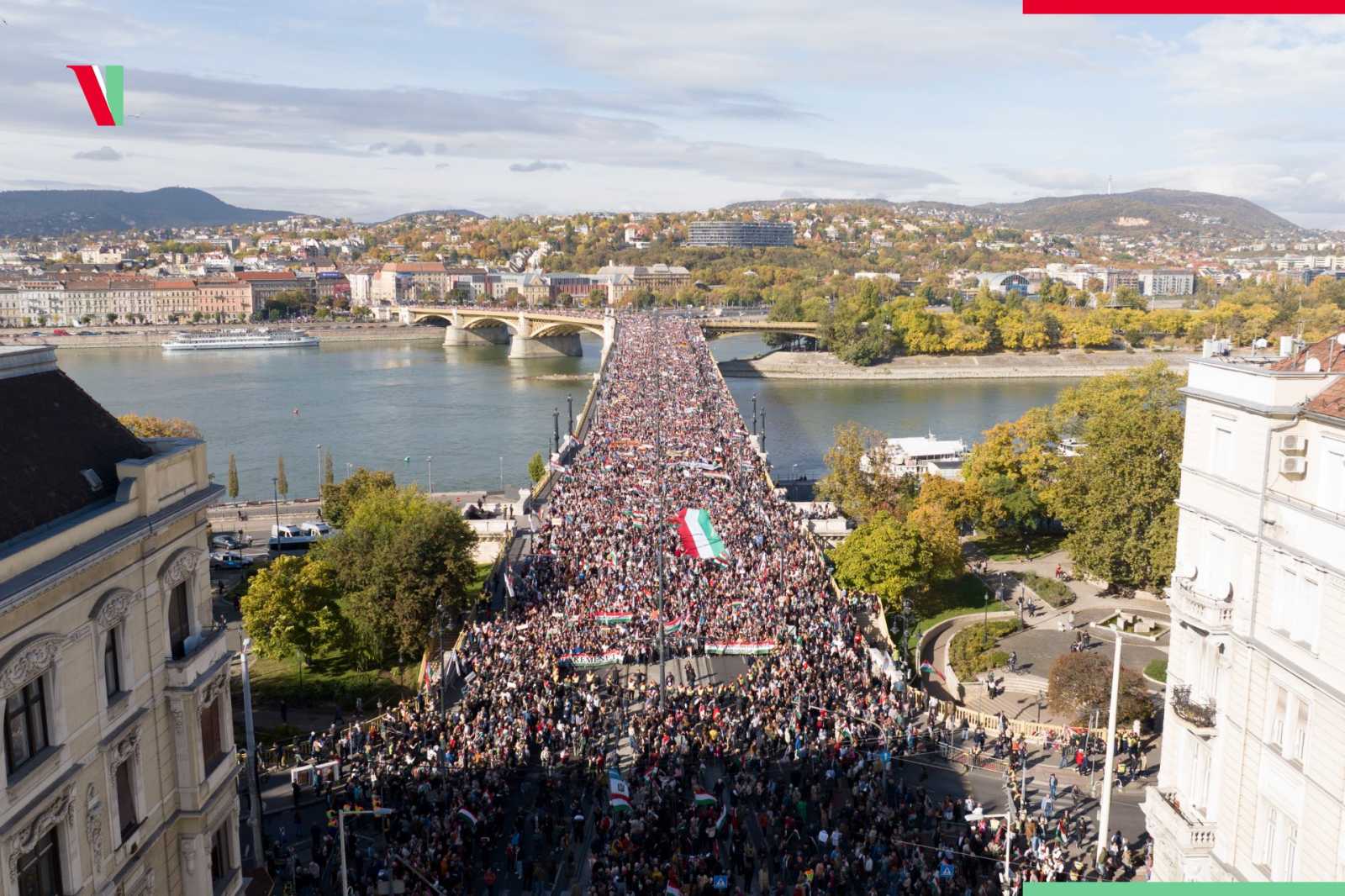 A Margit-hídon vonultak át a Békemenet résztvevői Fotó. Orbán Viktor Facebook oldala 
