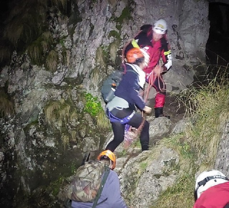 A mentők biztonsági hevederekkel, sisakokkal és más felszereléssel látták el a turistákat | Fotó:  Dâmboviţa megyei hegyimentőszolgálat Facebook oldala