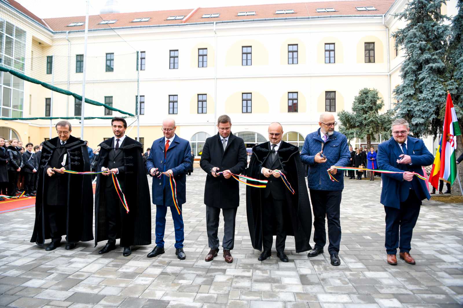 Megtörtént a szalagvágás is | Fotó: Czinzel László