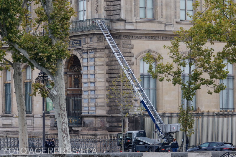 A tolvajok által a múzeum egyik felső emeletére való feljutáshoz használt kihúzható létra látható a nyomozás során a Louvre Múzeum délkeleti sarkán. | Fotó: Agerpres/EPA
