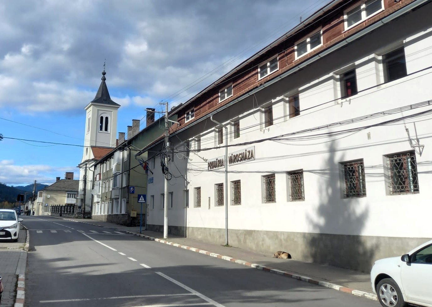 A katolikus templom és a polgármesteri hivatal épülete