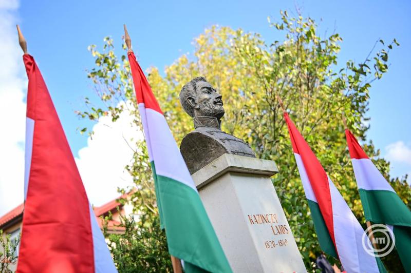 Megkoszorúzták a szobrot.