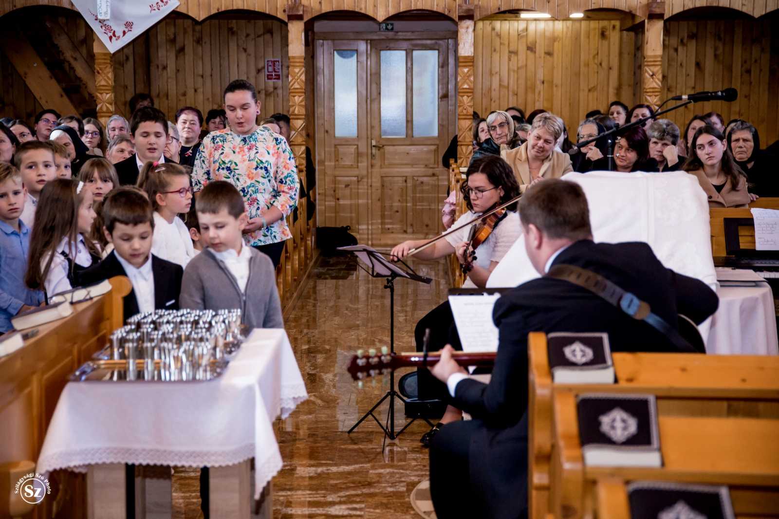 Ünnepi műsorral is készültek a gyülekezet kiskorú tagjai | Fotó: Kulcsár Mária