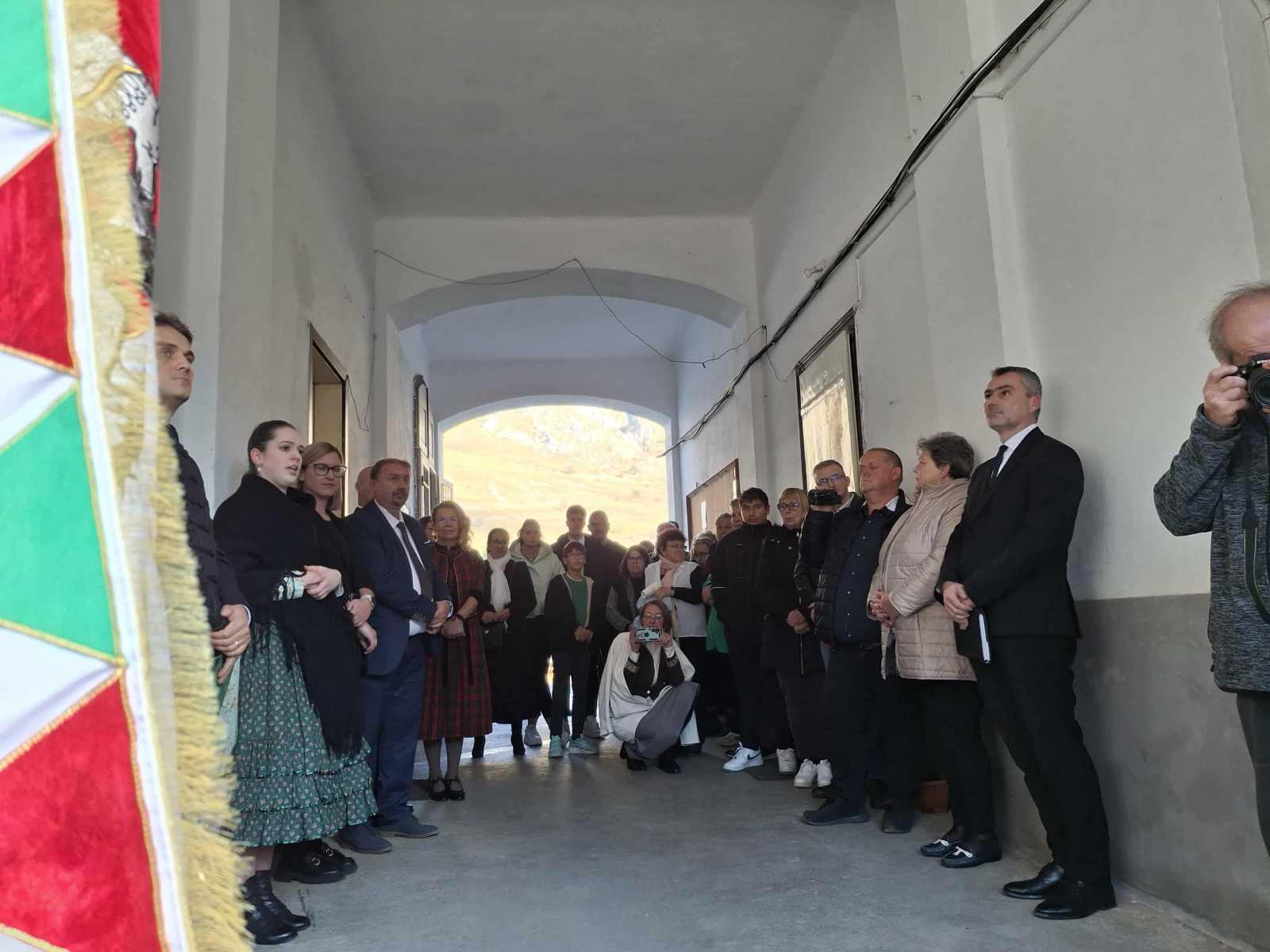 Erdeklődő közösség jelenlétében leleplezték az emléktáblát | Fotó: Basa Emese