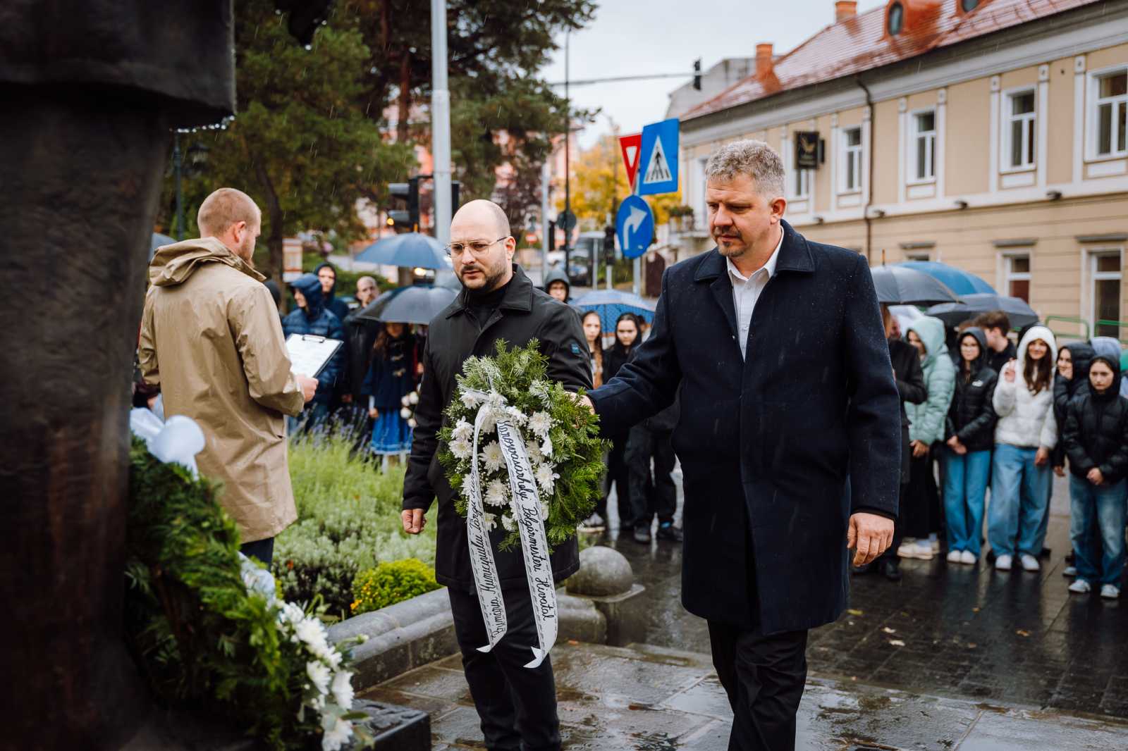 Kovács Mihály Levente alpolgármester és Soós Zoltán polgármester helyezik el a koszorúkat Bernády György szobránál | Fotó: Soós Zoltán Facebook oldala