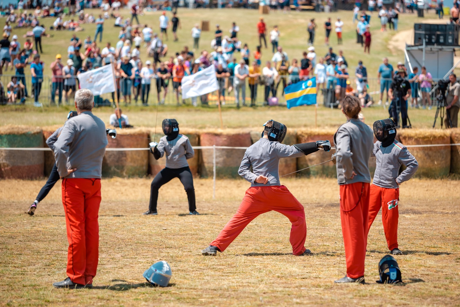 Szablyahasználati bemutató nyílt terepen | Fotó: Székelyföldi Magyar Szablyavívó Iskola