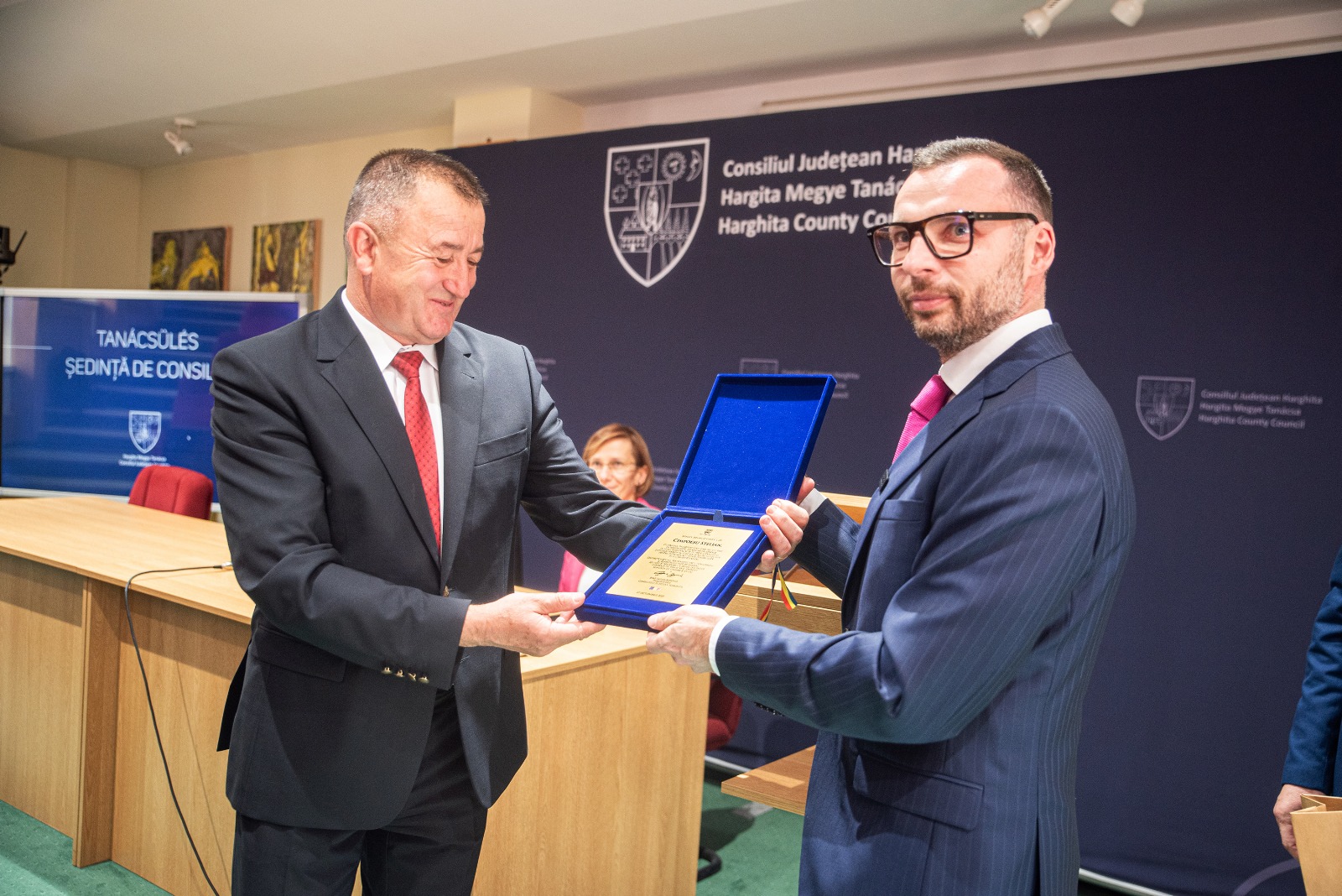 Emlékplakett átadásával ismerték el Cimpoeșu Stelian, korábbi tűzoltósági főfelügyelő munkásságát. | Fotó: Hargita Megye Tanácsa