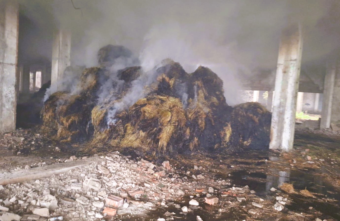 Sok szénabálát tároltak az egyikori gyárépületben | Fotó: ISU Covasna