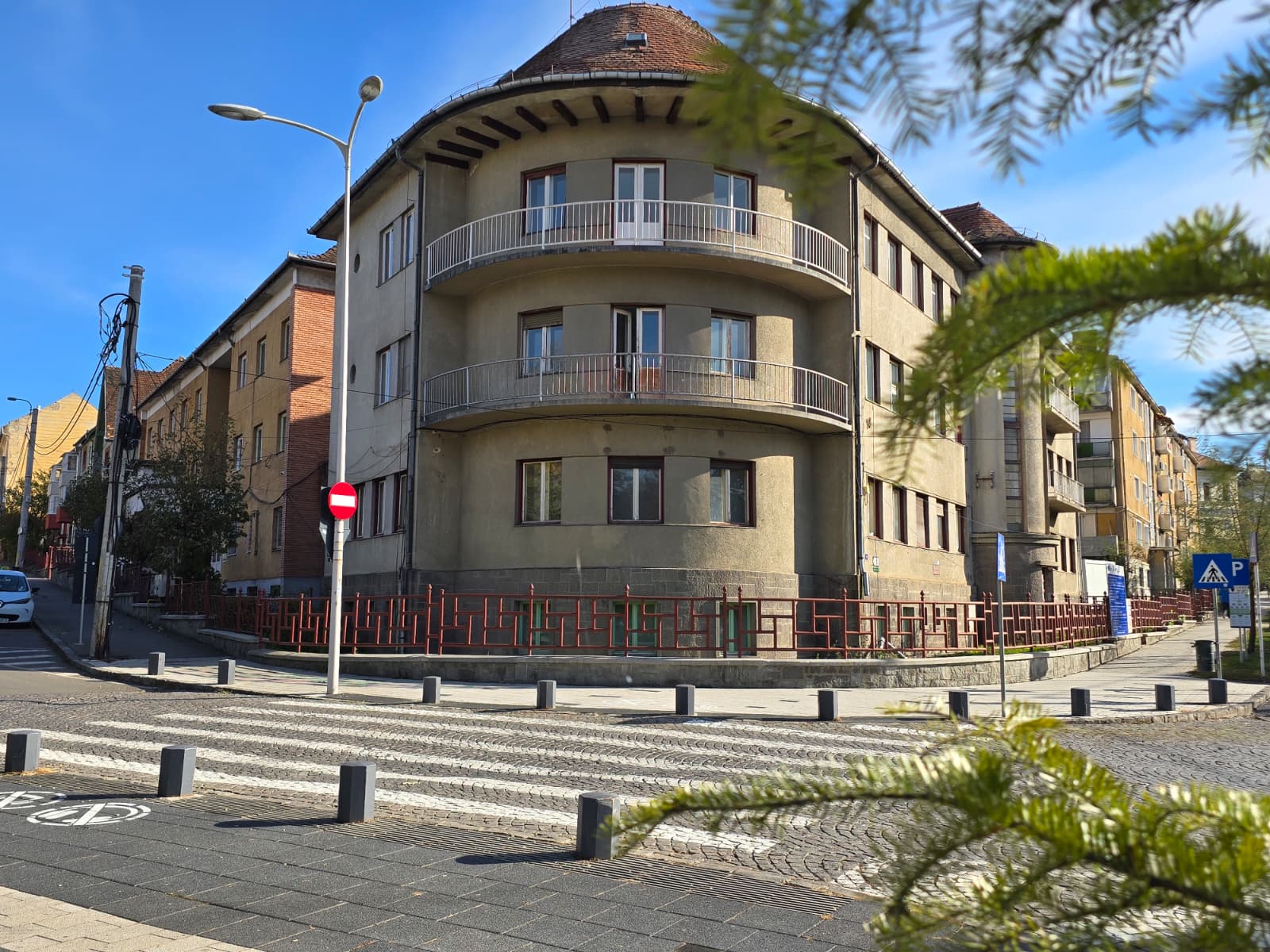 A volt fogászat épületénél újrakezdték a munkát. | Fotó: Hargita Megye Tanácsa