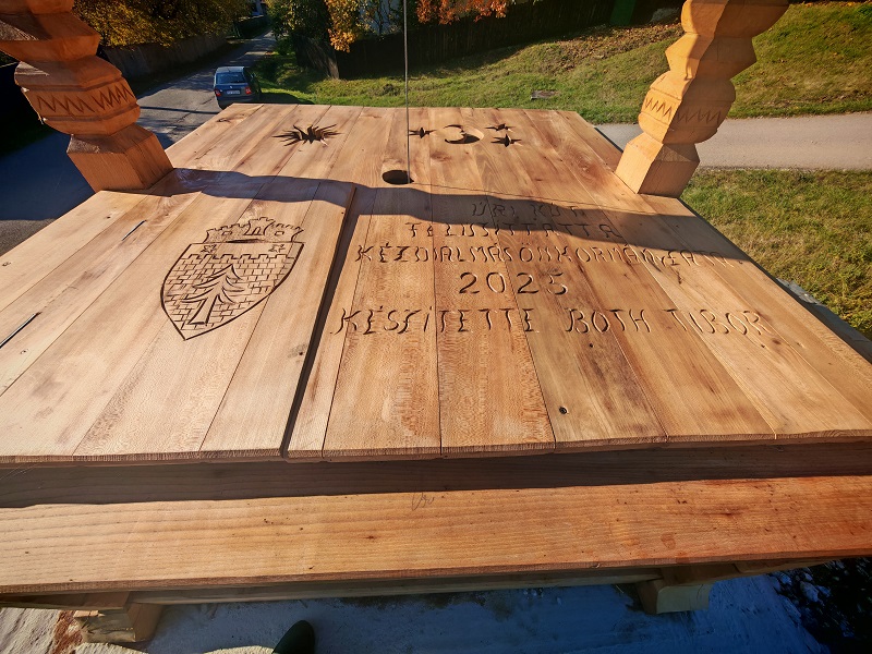 Az Úri kút fedőlapján a település címere is látható, akárcsak a többi társán