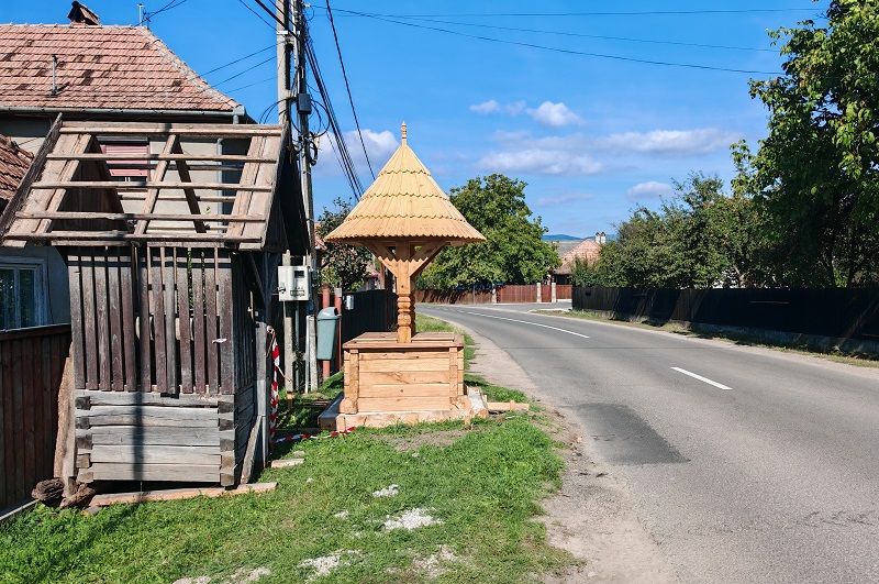 Az Asszegiek kútja és mellette a régi borítás