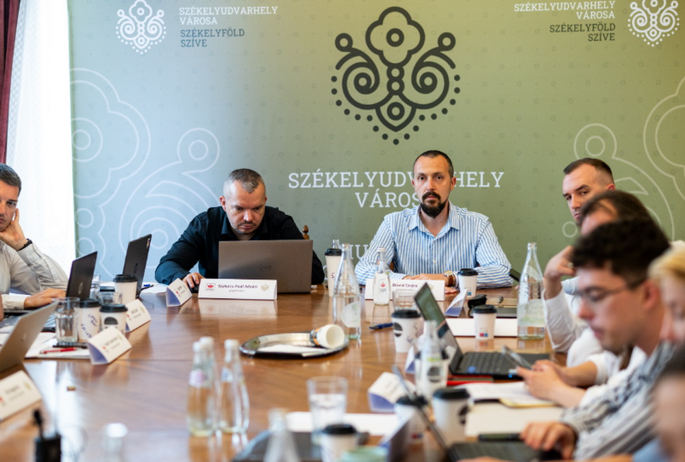 Szakács-Paál István és Dávid Endre alpolgármester a júliusi sajtótájékoztatón, akkor még nem volt ismert a kártérítés végösszege | Fotó: Szász Csaba