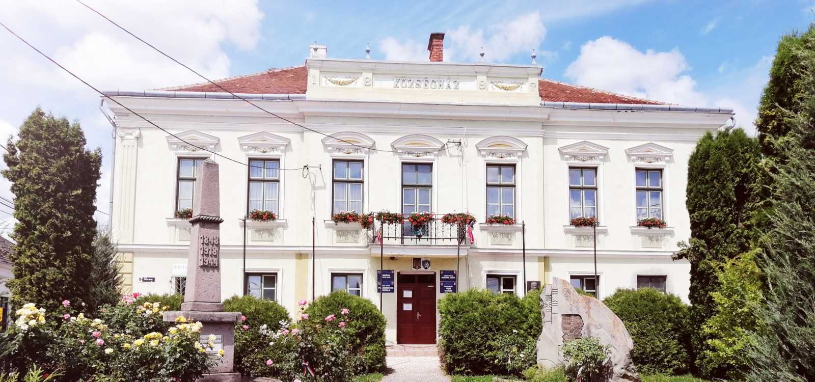 Dan Tanasă nyomására kellett eltávolítani a címeres zászlót korábban a községháza homlokzatáról | Fotó: Árkosi Polgármesteri Hivatal