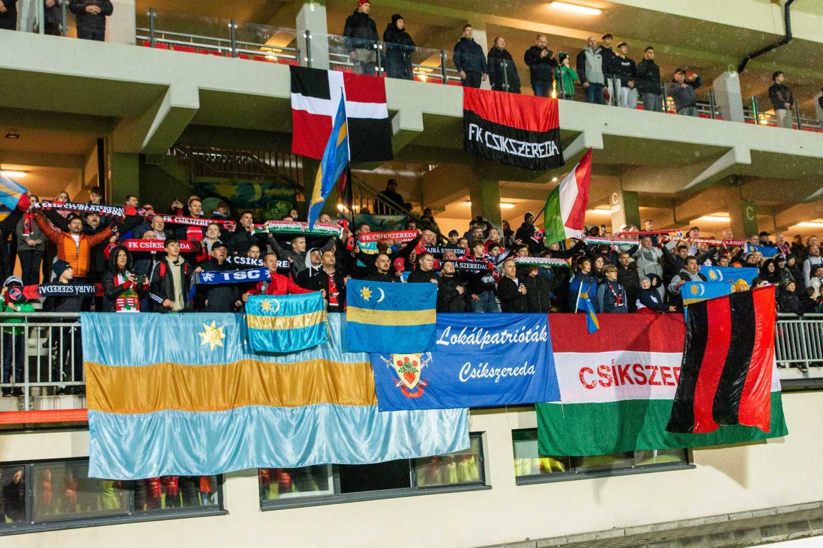 Székely és magyar jelképek a csíkszeredai lelátón. | Fotó: FK Csíkszereda