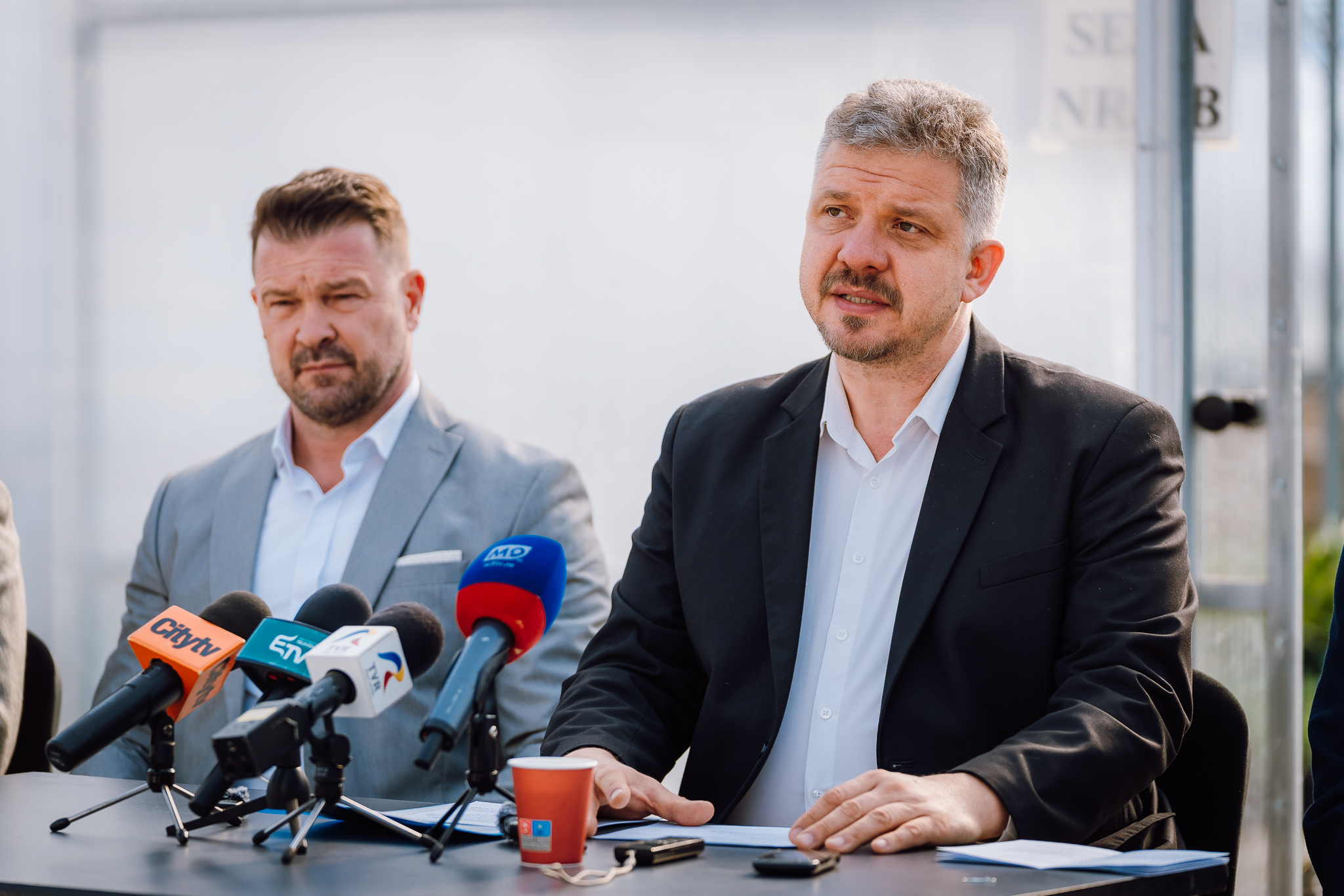 Gombos Csaba Marosvásárhely városmenedzsere és Soós Zoltán polgármester a Városi Kertészetnél tartott sajtóértekezleten | Fotó: Maris Cristian Daniel